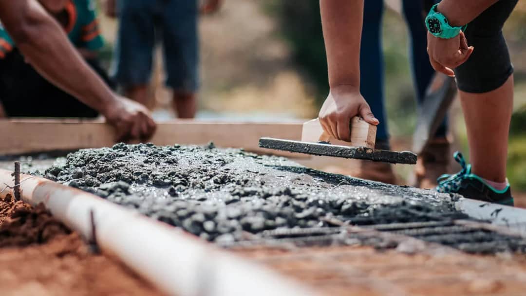 Ile waży metr betonu? Poznaj różnice w wadze rodzajów betonu
