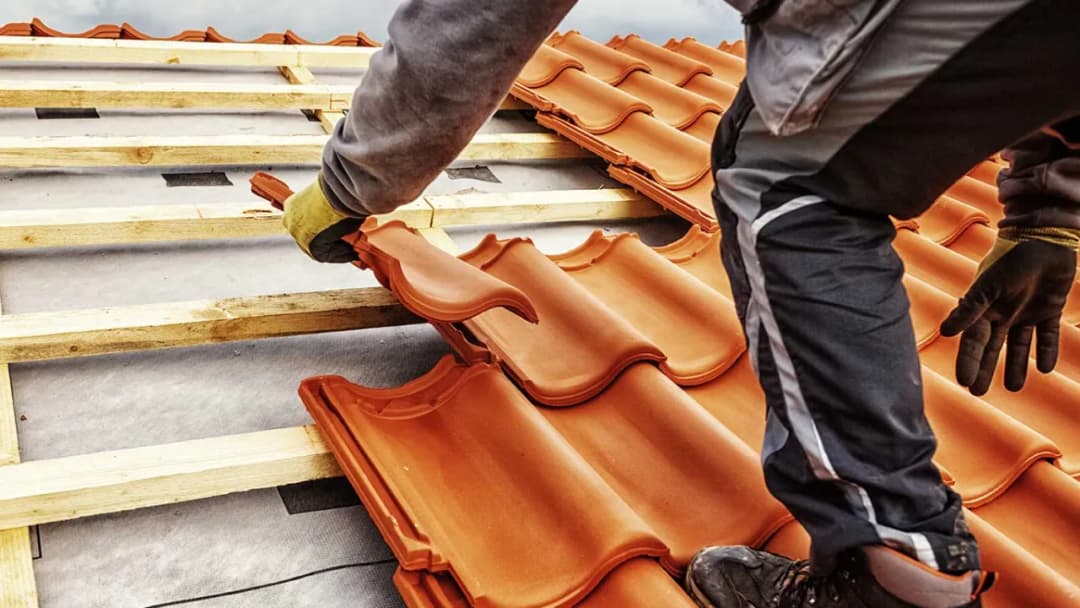 Ile kosztuje godzina pracy dekarza? Sprawdź, zanim zapłacisz za dach