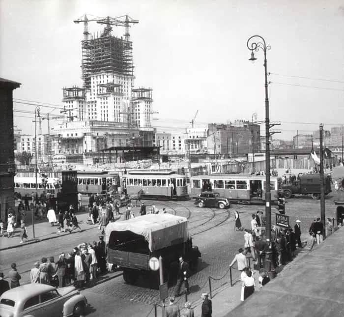 Kiedy wybudowano Pałac Kultury i Nauki? Odkryj fascynującą historię