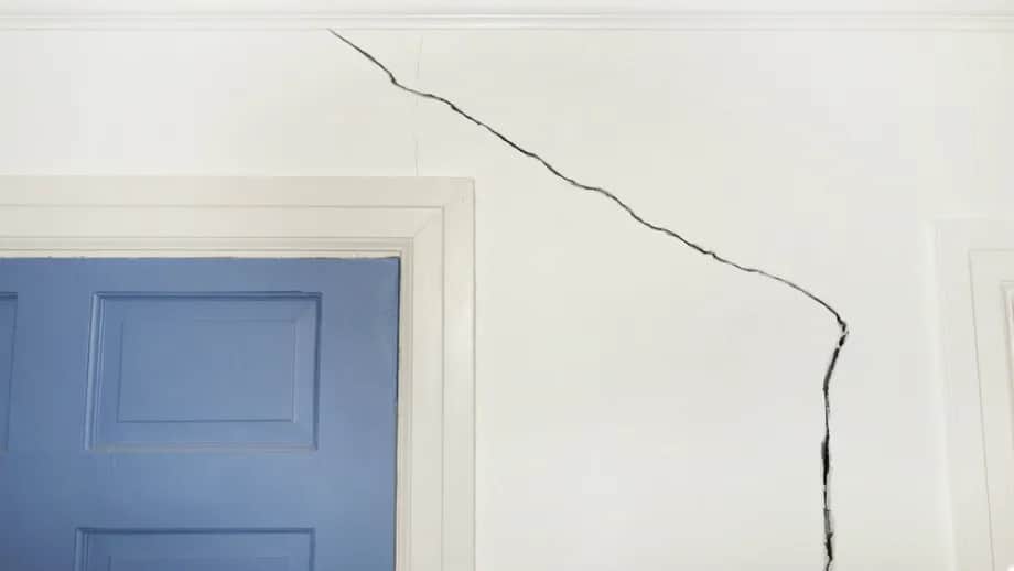 Jak wyrównać tynk na ścianie - uniknij najczęstszych błędów i pęknięć