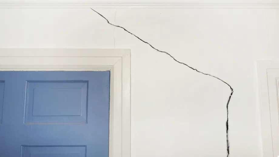 Jak wyrównać tynk na ścianie - uniknij najczęstszych błędów i pęknięć