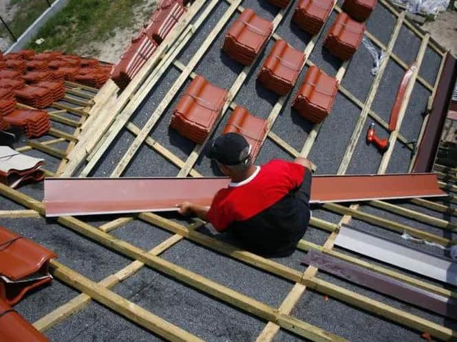 Ile średnio zarabia dekarz? Zaskakujące fakty o wynagrodzeniach