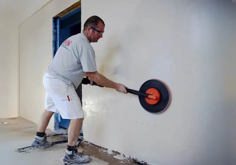 Czym zacierać tynk, aby uzyskać idealnie gładką powierzchnię?
