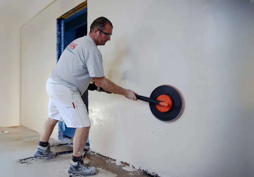Czym zacierać tynk, aby uzyskać idealnie gładką powierzchnię?