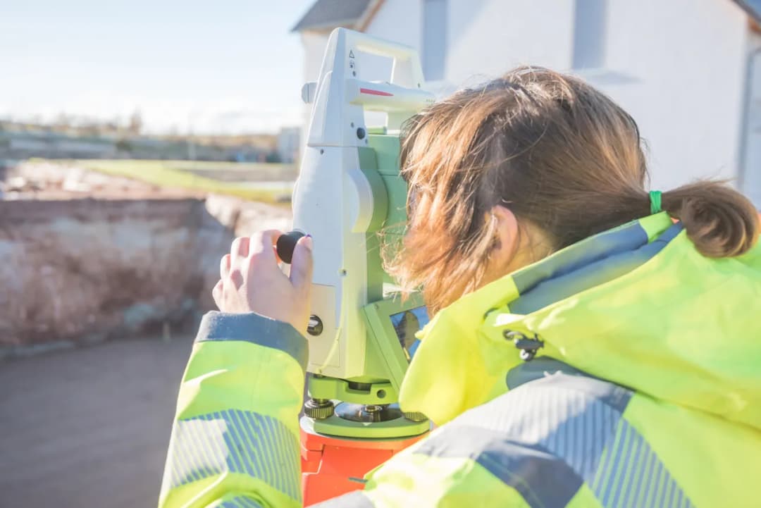 Ile bierze geodeta od słupka? Poznaj ukryte koszty pomiarów