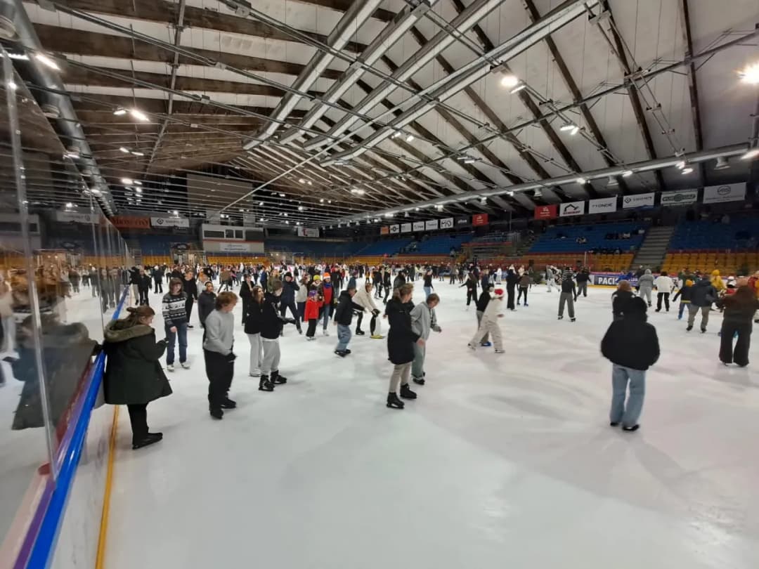 Ile kosztuje wybudowanie lodowiska? Sprawdź, co wpływa na ceny