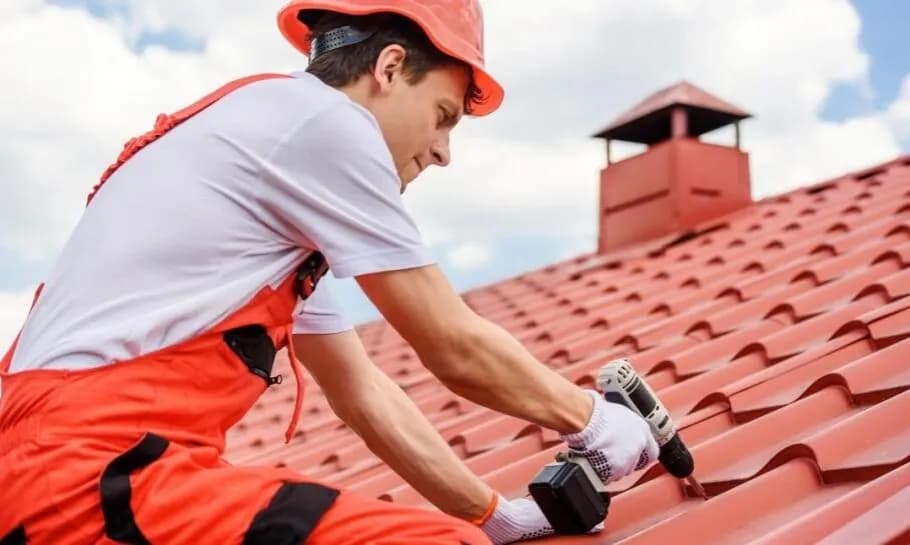Czym zajmuje się dekarz? Kluczowe zadania i umiejętności w zawodzie