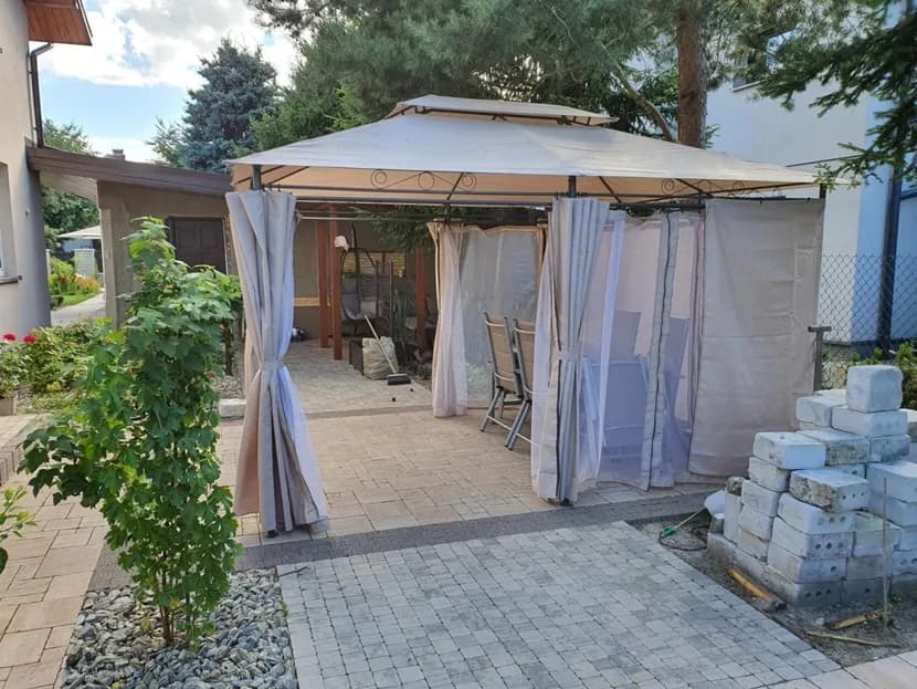 Ile kosztuje wybudowanie altanki na działce? Sprawdź, co wpływa na cenę