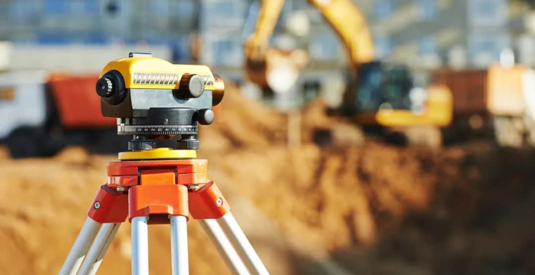 Na czym polega praca geodety? Kluczowe zadania i technologie w geodezji